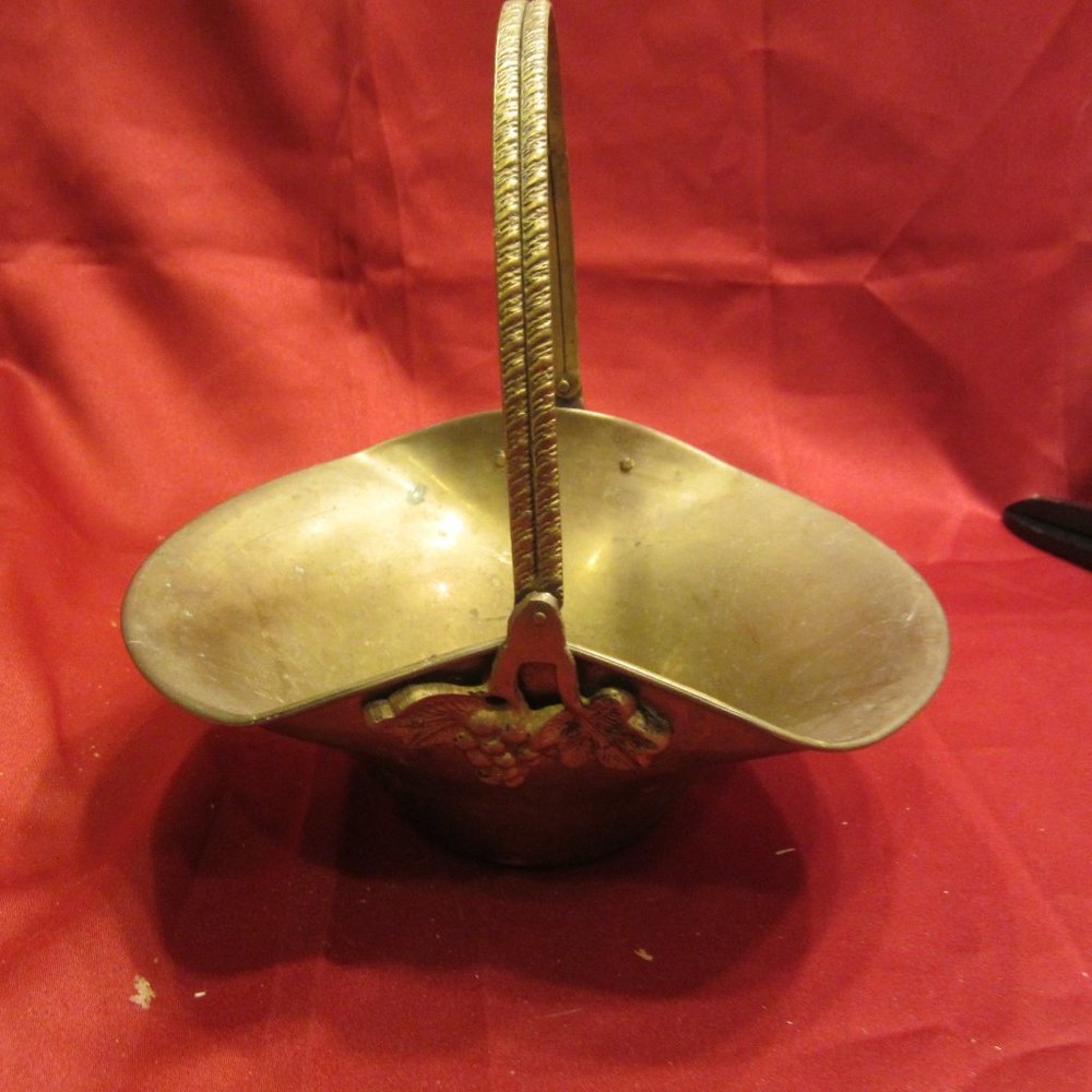 VTG 70'S SOLID BRASS BASKET W/GRAPE & LEAF DESIGN,
